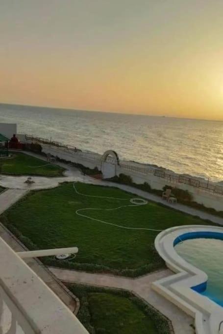 Panorama Apartment With A Charming Sea And Swimming Pool View Near Alexandria With Free Wifi شقة باطلالة ساحرة على البحر وحمام السباحة Zewnętrze zdjęcie